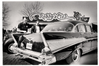 Un collectionneur bichonne sa Chevrolet Bel Air. Tournai, 2013.